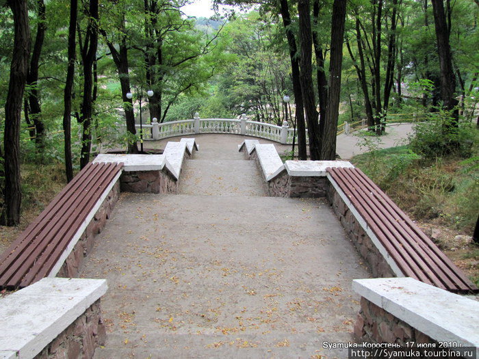 Ландшафт Коростенского парка природный, и с учетом его особенностей, в парке проложены дорожки, оформлены спуски-подъемы, обновлены беседки и бельведеры. Коростень, Украина