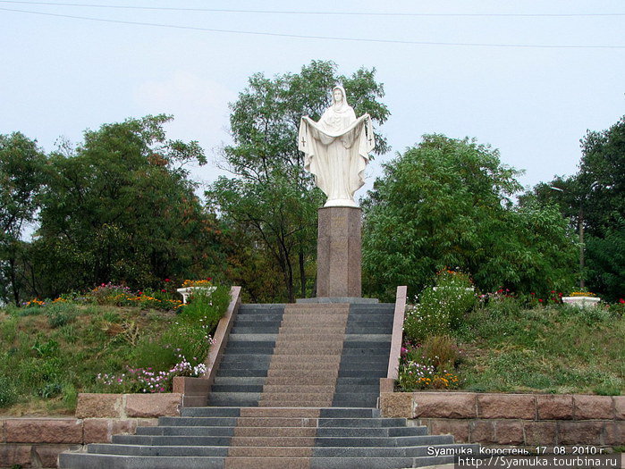 Памятник Покровы Божьей Матери. Это — один из немногих православных религиозных памятников в Украине.