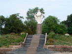 Памятник Покровы Божьей Матери. Это — один из немногих православных религиозных памятников в Украине.