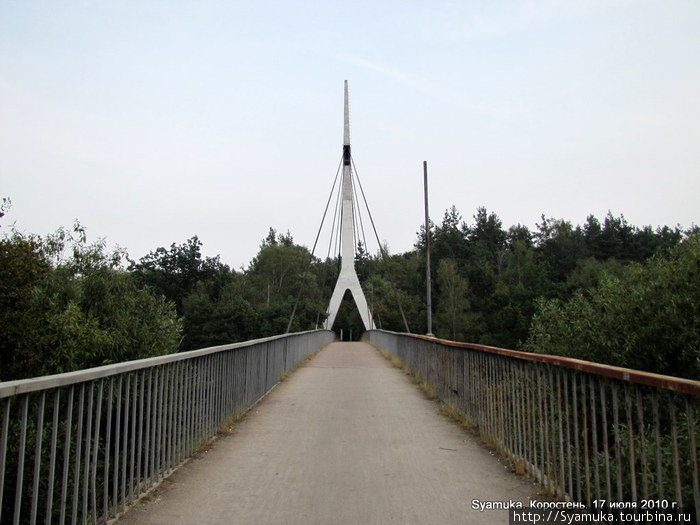 Это один из самых больших в Европе пешеходных подвесных мостов на одной опоре. Коростень, Украина