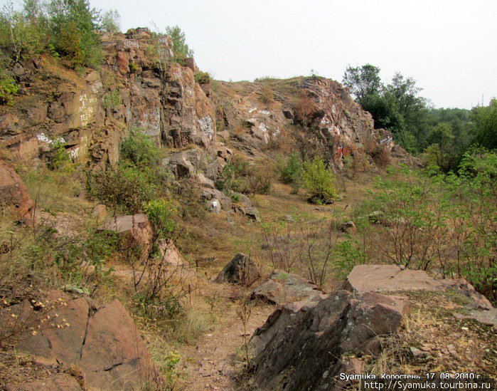 Археологами доказано: здесь, почти на 30-метровой гранитной скале с почти отвесными склонами, находилось городище Красная горка, где была резиденция древлянского  князя Мала. Коростень, Украина