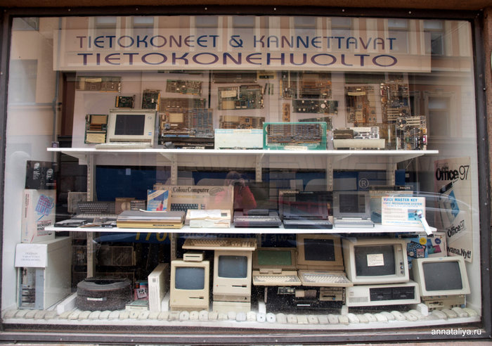 Витрина магазина по ремонту компьютеров Хельсинки, Финляндия