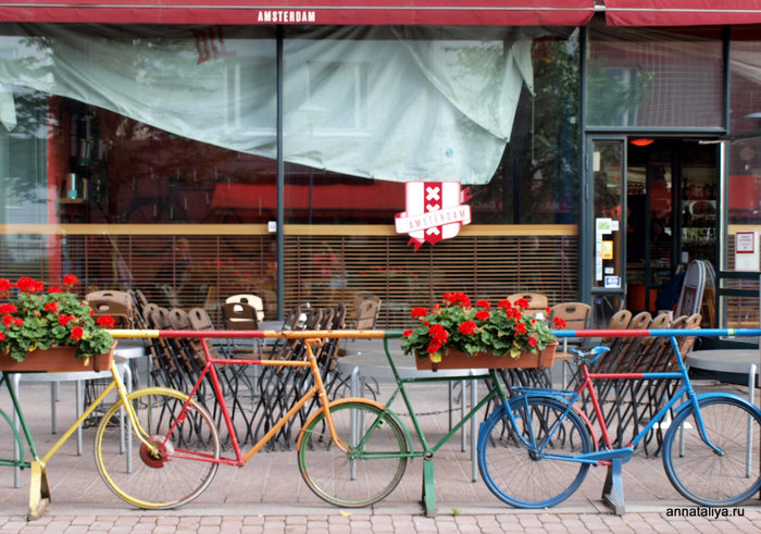 Кафе. Тут мы считали велосипедные колеса в ограде Хельсинки, Финляндия