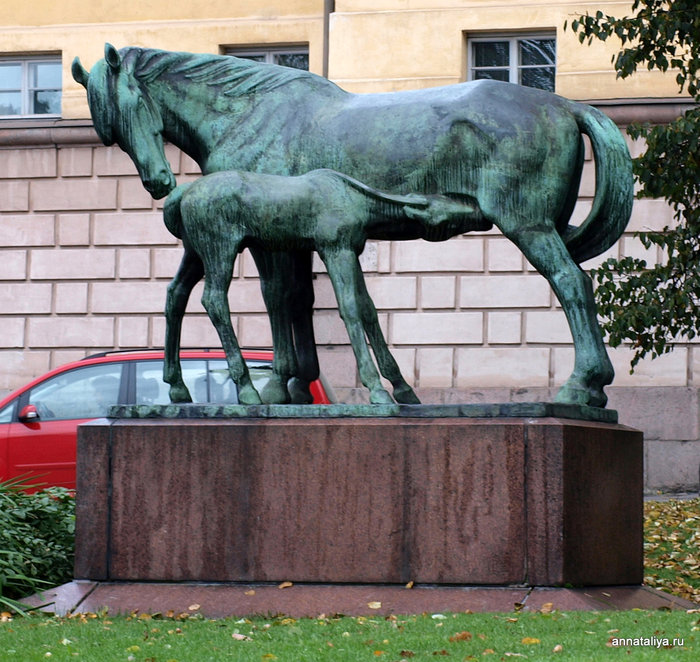 Скульптура лошади и жеребенка Хельсинки, Финляндия