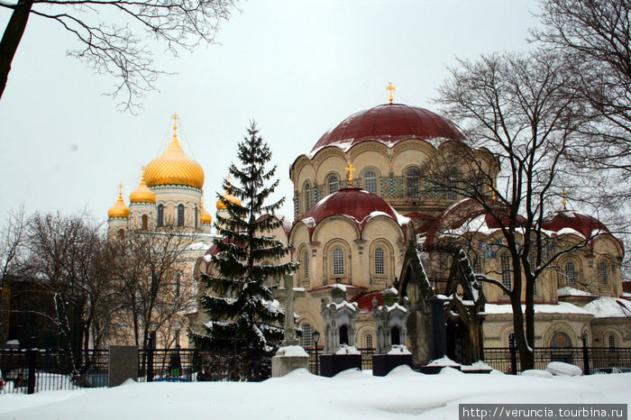 Воскресенский Новодевичий монастырь  удивляет храмами в византийском и московском стиле, а еще здесь находится некрополь, где  похоронены многие известные люди С-Пб. Россия