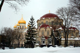 Воскресенский Новодевичий монастырь  удивляет храмами в византийском и московском стиле, а еще здесь находится некрополь, где  похоронены многие известные люди С-Пб.