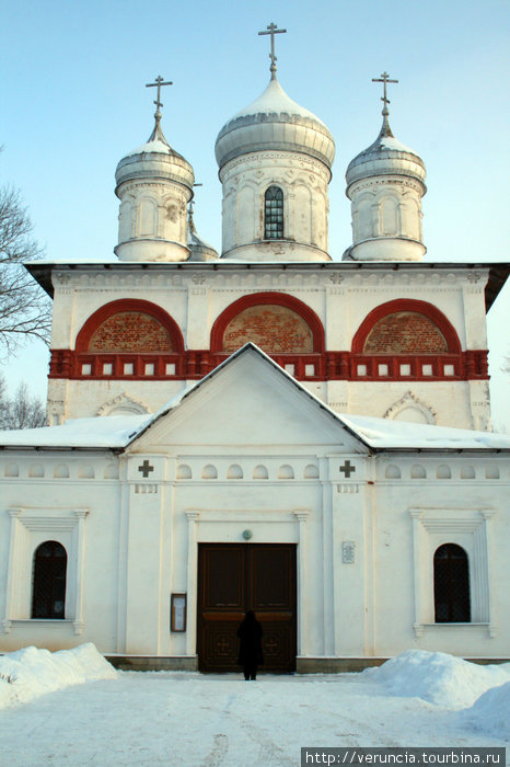 Действующая церковь св. Троицы 17 в., восстановленная в 19 веке, в Старой Руссе. Россия
