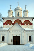Действующая церковь св. Троицы 17 в., восстановленная в 19 веке, в Старой Руссе.