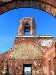 Расстрелянная церковь с терновым венком в крепости Орешек.