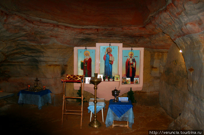 Пещерная церковь в Саблино запомнилась мне живой елкой 8 марта и спящей летучей мышью на красной стене. Россия
