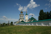 Макаровский монастырь близ Саранска был возведен на деньги жестокого помещика Макара Полянского. В бывшем помещичьем доме сейчас находится летняя резиденция архиепископа Варсонофия.