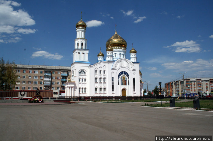 Краснослободский храм Христова Воскресения удачно расположен на перекрестке трех дорог, одна из которых ведет в Москву. Есть над чем задуматься и о чем помолиться. Россия