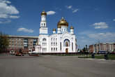 Краснослободский храм Христова Воскресения удачно расположен на перекрестке трех дорог, одна из которых ведет в Москву. Есть над чем задуматься и о чем помолиться.