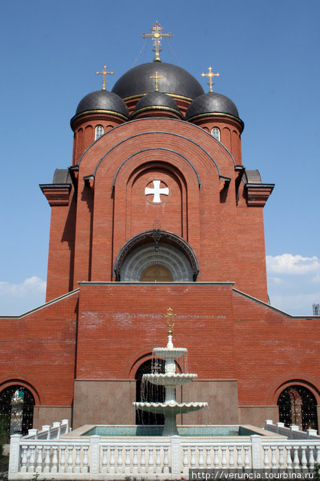 Рядом с современной церковью Св. Троицы в Алатыре бьет высокий фонтан, свежесть которого я оценила в жару. Россия