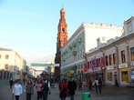 Самый запоминающийся Богоявленский храм с высоченной краснокирпичной колокольней времен Ивана Грозного, находится на улице Баумана.