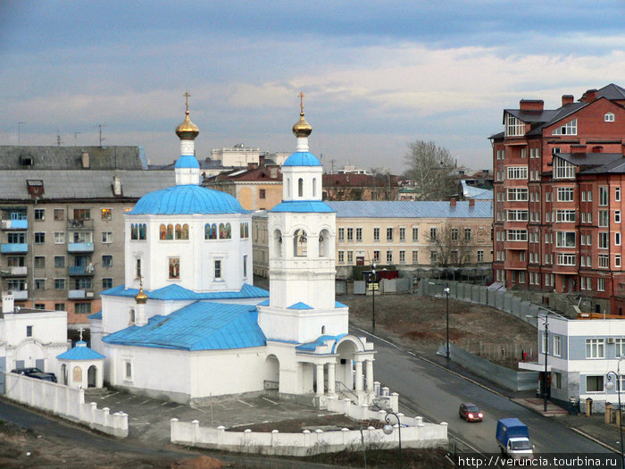 Церквей в Казани много. Не меньше, чем мечетей. В доме рядом с этим храмом я гостила у сестры. Россия