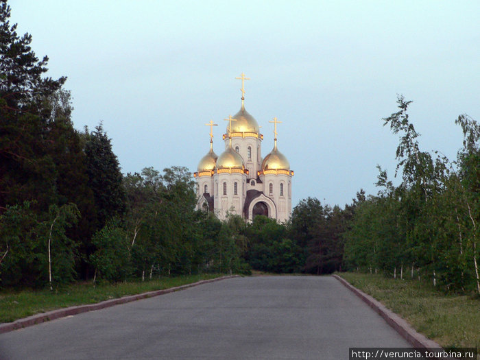 Храм рядом с монументом на Мамаевом кургане в Волгограде кажется игрушечным. Россия
