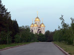 Храм рядом с монументом на Мамаевом кургане в Волгограде кажется игрушечным.