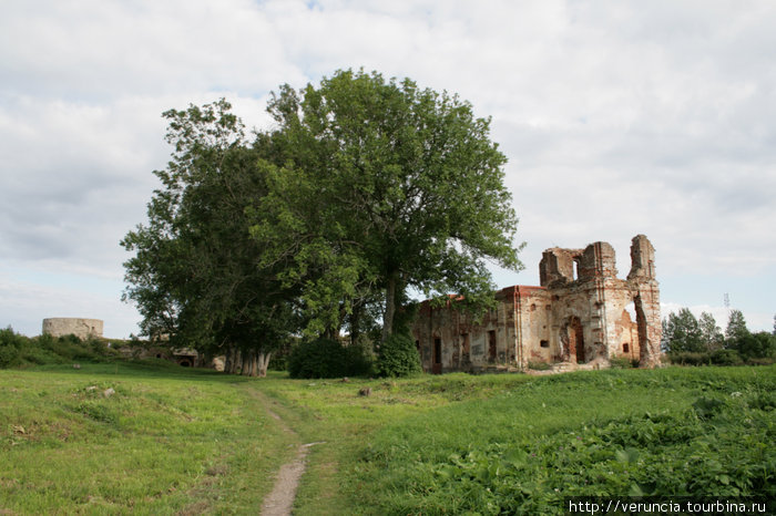 Разрушенный храм в крепости Копорье. Россия