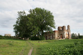 Разрушенный храм в крепости Копорье.