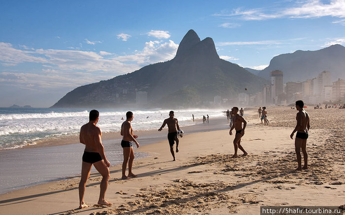 Выходной на пляже Ипанемы Рио-де-Жанейро, Бразилия