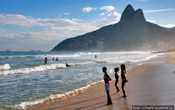 Выходной на пляже Ипанемы Рио-де-Жанейро, Бразилия