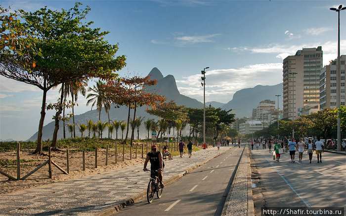 Дорога вдоль пляжа отдана пешеходам Рио-де-Жанейро, Бразилия