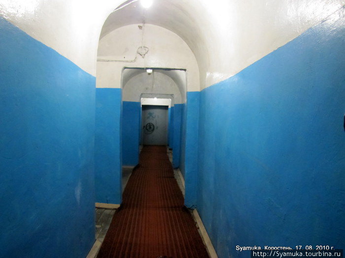 ...узкий длинный коридор. Общая длина коридоров среднего уровня, составляет 156 метров, ширина — 1.1 метр. По обе стороны коридора — маленькие 