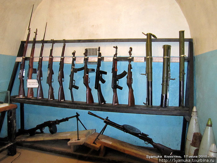 Среди экспонатов «Скели» – стрелковое оружие — винтовки, автоматы, карабины — гранатометы... Коростень, Украина