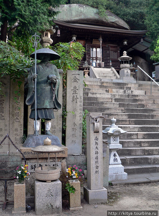 Храм на пути к вершине Касаока, Япония