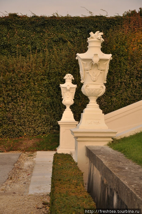 Фрагмент боковой лестницы с белоснежными вазами. Вена, Австрия