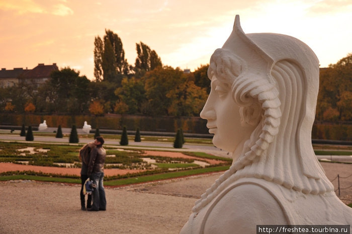 Мифологические девы на страже влюбленных... ведь барочный парк словно создан для романтиков. Вена, Австрия