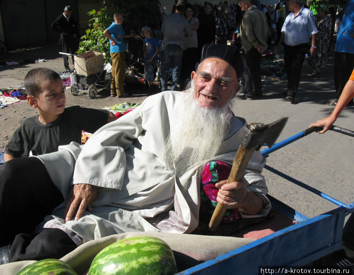 купил топор, пару арбузов и дынь, и едет дальше на тележке Душанбе, Таджикистан