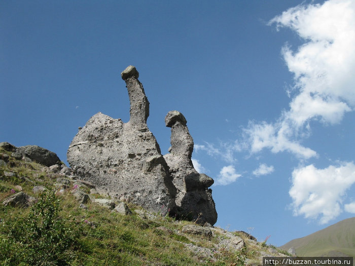 скальные останцы рядом с поляной. Кабардино-Балкария, Россия