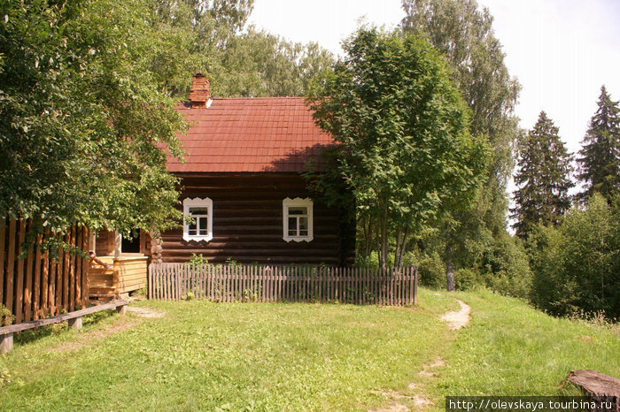 Село Никола-Бережки рядом со Щелыковым. Здесь нашел свой последний приют великий драматург. Кострома, Россия