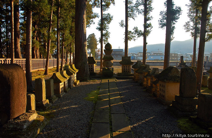 Кладбище храма Ринсэндзи (здесь похоронены многие известные вассалы клана Уэсуги) Йонэдзава, Япония