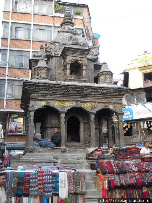 У непальцев весьма вольное отношение к памятникам религии, истории и архитектуры. Торгуем потихоньку... Непал