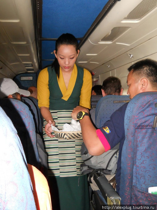 Летим в Луклу. Стюардесса раздает конфетки и ватные тампоны для затыкания ушей. Помогает... Непал