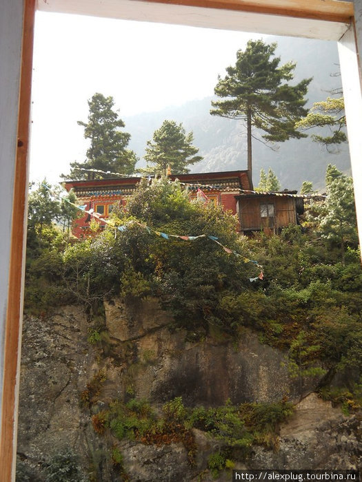Вид из окна на буддистский монастырь поселка Монжо. Непал