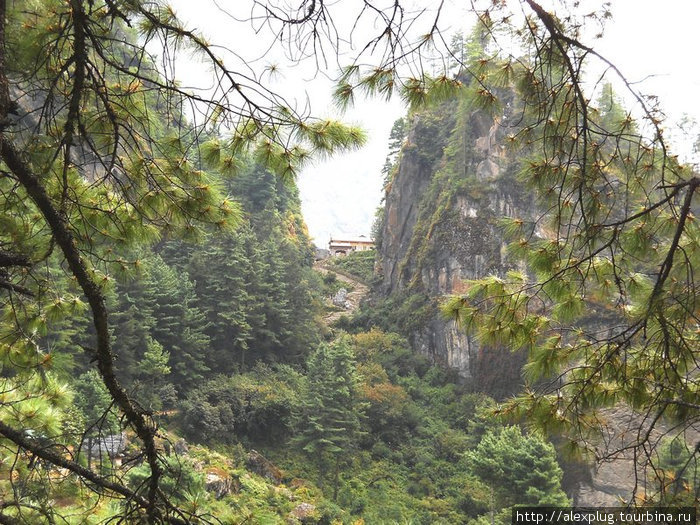 Вид на ворота в Монжо с водопада. Непал
