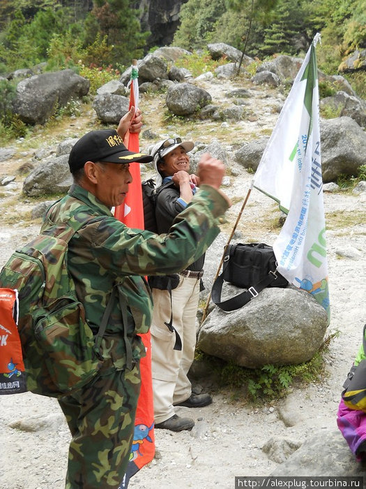 Руководитель вдохновляет китайских треккеров на новые свершения. Непал