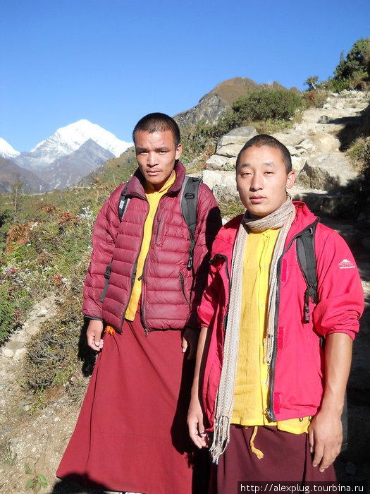 Монахи фотографируются бесплатно и весьма охотно. Нужно только их об этом попросить. Непал