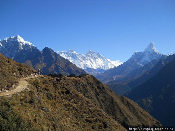 Первое свидание... Справа на лево: Ама Даблам, Лхотзе, Эверест. Вид с дороги в Тенгбоче. Непал