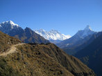 Первое свидание... Справа на лево: Ама Даблам, Лхотзе, Эверест. Вид с дороги в Тенгбоче.
