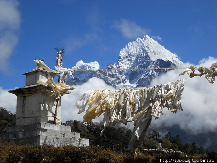 Буддистские шарфики полоскались на ветру... Вид на Тамсерку. Непал