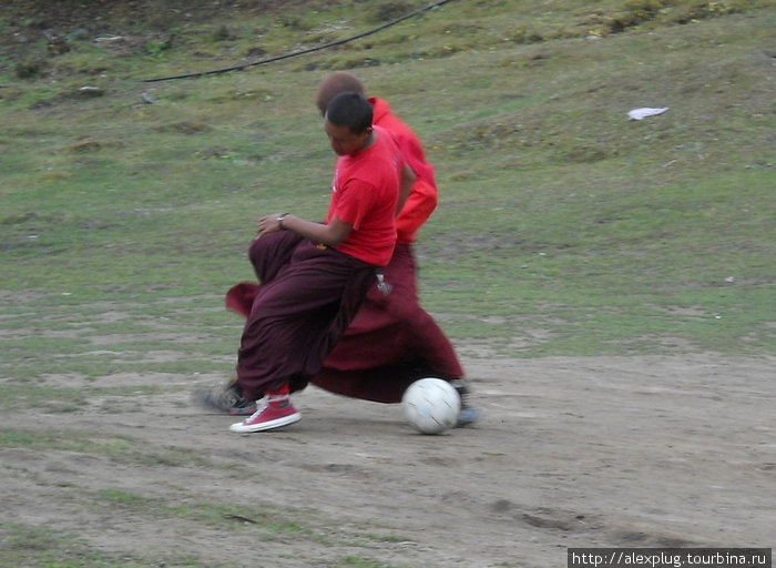 Футбольный матч на высшем уровне (3800 м). Монахи монастыря Тенгбоче рубятся в футбол. Непал