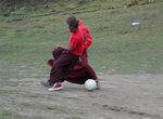 Футбольный матч на высшем уровне (3800 м). Монахи монастыря Тенгбоче рубятся в футбол.