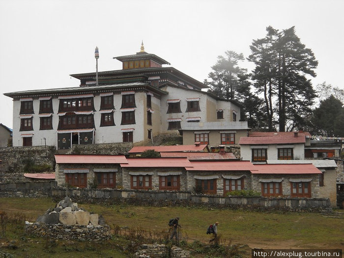 Монастырь Тенгбоче. Облака закрыли горы. Непал