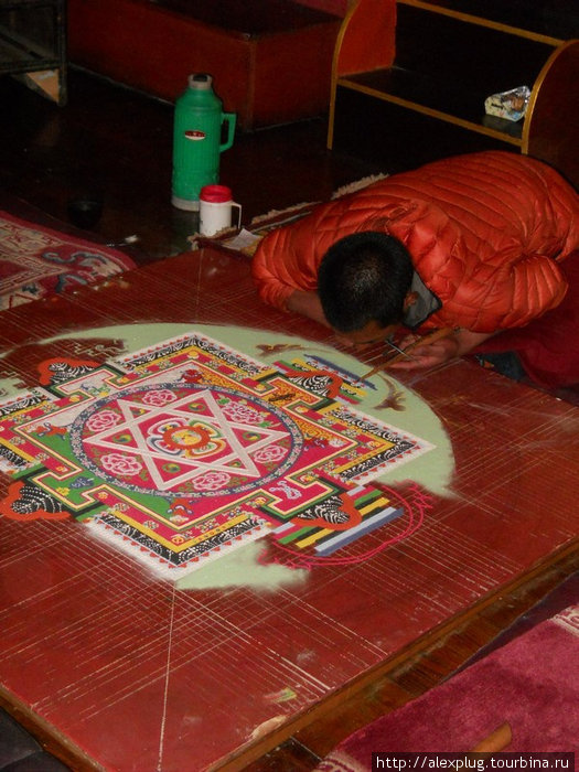 Создание мандалы (карты небожительства). Монах трет палочку из краски по напильнику и высыпает узор из цветного песка. После окончания творение будет уничтожено мановением веера. Непал