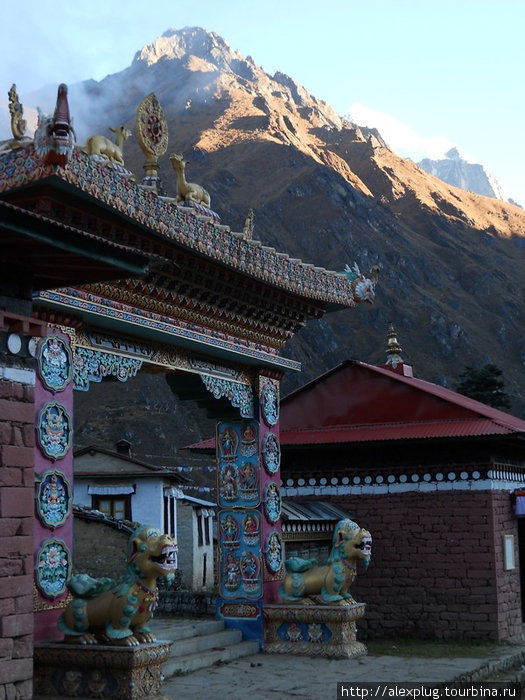 Главные ворота монастыря Тенгбоче. Непал